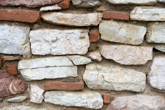 Muro di mattoni e pietre