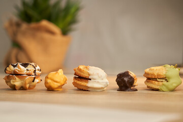 pasticcini italiani su sfondo chiaro