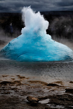 Foto scattata un istante prima dell'eruzione del geyser in Islanda