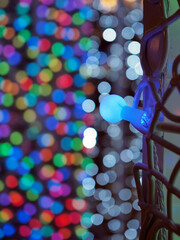Fondo abstracto,pequeñas luces de colores en adornos navideños
