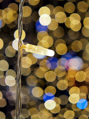 Fondo abstracto,pequeñas luces de colores en adornos navideños