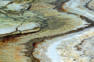 Capas de sal en el Mar Muerto, Jordania