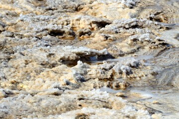 Capas de sal en el Mar Muerto, Jordania