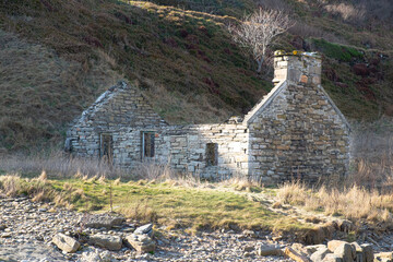 The remains of an abandoned croft in Latheronwheel harbour © Glyn