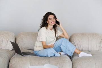 Obraz premium Young woman caller talking on the phone at home