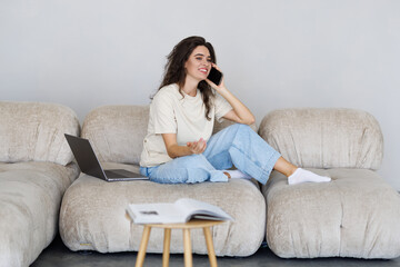 Obraz premium Young woman caller talking on the phone at home