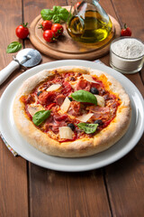 Pizza con prosciutto e scaglie di grana, pizza italiana 
