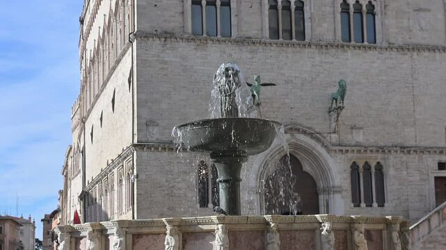 Fontana maggiore di Perugia con alle spalle il Grifo e il Leone, simboli della citt&agrave;