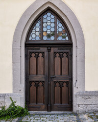 Obraz premium Old wooden door on the facade of a medieval building