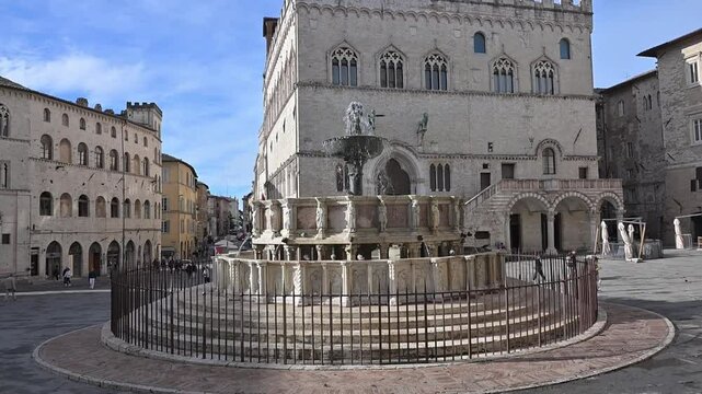 Fontana Maggiore di Perugia, sita in P.zza IV Novembre, con alle spalle il Grifo e il Leone simboli della citt&agrave; medievale
