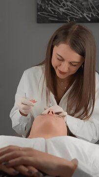 This vertical video captures the charm of the art of lash enhancement. Watch a qualified esthetician apply a variety of techniques, including lamination and lash extensions, in the salon. The result