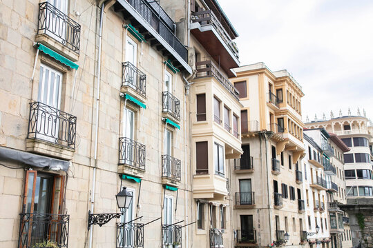 Building Facades in San Sebasti&aacute;n Spain