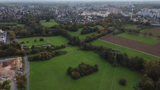 Drohnenaufnahme von die Gr&uuml;ne au&szlig;er Schwalbach am Taunus, Hessen.