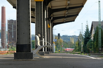 Menschenleerer Bahnsteig und herannahender Nahverkehrszug - Stockfoto