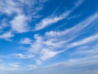 Obraz premium A beautiful blue sky filled with wispy white clouds, creating a serene and tranquil atmosphere, perfect for backgrounds or nature-themed projects.