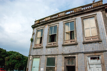 Obraz premium Low angle view of a deserted house in Porto, Portugal
