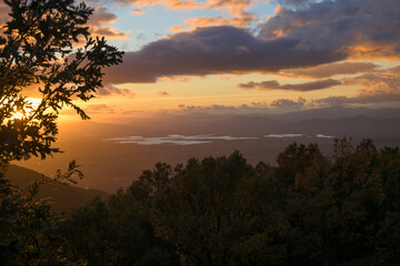 Naklejka premium Sunset in the Ambroz Valley from the mountain and lands of Granadilla horizontally