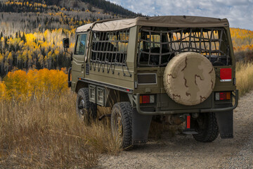 Obraz premium Outdoor army truck overlooking the Flat top mountains near Steamboat springs colorado
