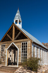 Obraz premium Old chapel building in the desert