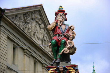 ベルン旧市街の風景　子食い鬼の泉　ベルン　スイス
