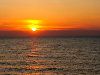 Fototapeta premium beautiful view of sunset over the sea