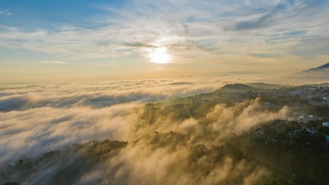 HYPERLAPSE, Hyperlapse del amanecer con mucha neblina y los rayos del sol dorados sobre la neblina, Hyperlapse tomado con dron 