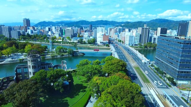 平和記念公園周辺の広島市中心部の都市風景  広島市中区と西区の街並み  4K