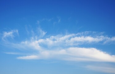 photo of a clear blue sky and white clouds, looks beautiful