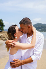 Obraz premium man and woman, couple, dressed in white, celebrating together, new year