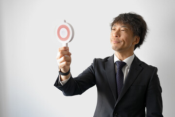 丸を出すビジネスマン