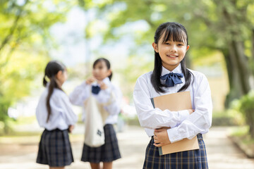 制服を着た笑顔の女子学生