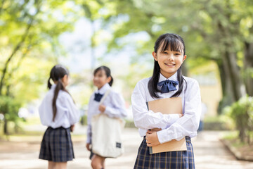 制服を着た笑顔の女子学生