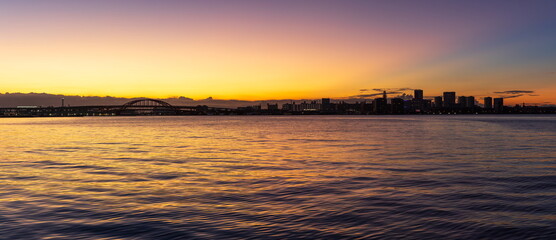 Naklejka premium 神戸港の夜明け（前方にポートアイランドのビル群、神戸大橋が見えます） 神戸市中央区にて