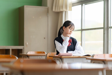 悩んでいる日本人女子中学生