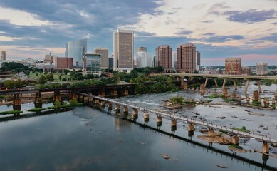 Fototapeta premium T. Tyler Potterfield Memorial Bridge crossing the James River. In the distance is the downtown city skyline. Richmond, Virginia, United States.