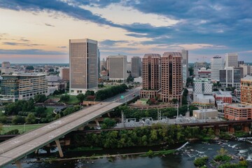 Obraz premium Downtown city skyline and the James River, Richmond, Virginia, United States.