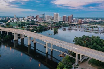 Obraz premium Robert E Lee Bridge crossing the James River. In the distance is the downtown city skyline, Richmond, Virginia, United States.