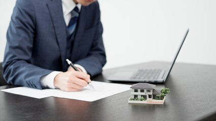 不動産の資料を作成するビジネスマンの手元