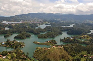 Fototapeta premium Vista panorámica desde la piedra del Peñol 