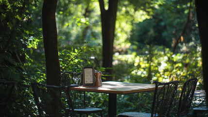 Naklejka premium A menu card displayed at a quaint café in the middle of a forest, with trees and foliage creating a serene, green backdrop. Ai generated