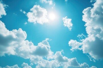 Cielo con el sol saliendo entre nubes blancas y esponjosas. Naturaleza. Verano.