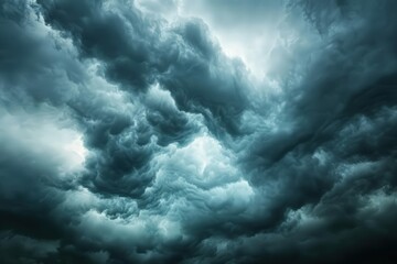 Cielo tapado con nubes grises. Tormenta a la vista. Mal tiempo, dia gris.