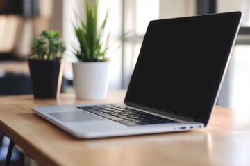 Ordenador portátil en la mesa. Trabajo en línea. Espacio abierto de trabajo. 