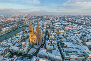 Die winterliche Regensburger Altstadt im abendlichen Sonnenlicht zur Adventszeit