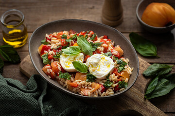 salade de pâtes estivale, tomates, poivron et basilic