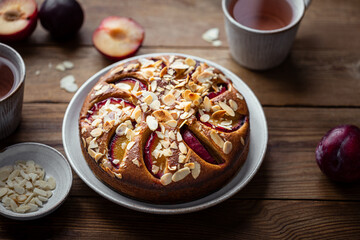 gâteau moelleux fait maison aux prunes et amandes effilées