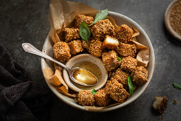 halloumi croustillant frit au sésame et sauce au miel