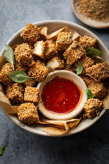 halloumi croustillant frit au sésame et sauce piquante