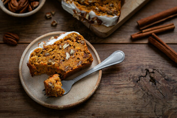 carrot cake aux noix de pécan et cannelle fait maison