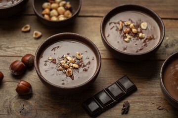 Crème dessert au chocolat et noisette en pot fait maison avec morceaux de noisettes